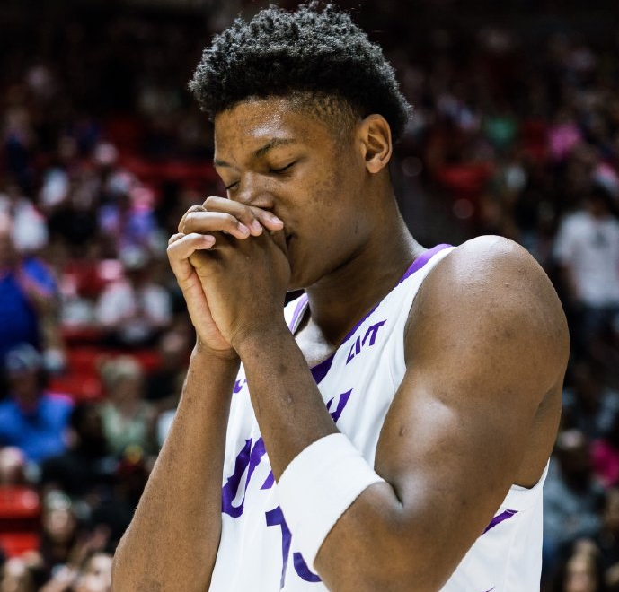 争议!灰熊绝平球踩线遭爵士17分逆转 最拽贝利18+7森萨博37分