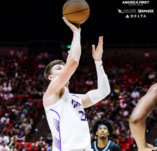 争议!灰熊绝平球踩线遭爵士17分逆转 最拽贝利18+7森萨博37分