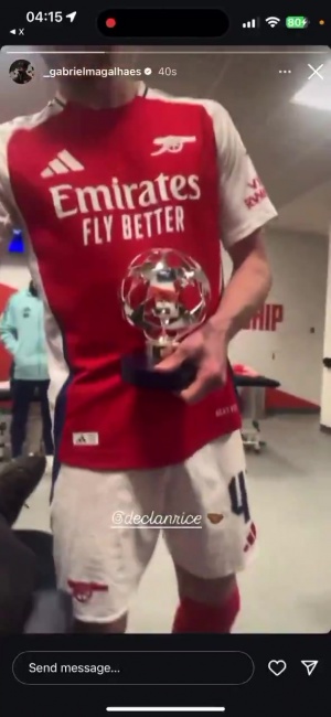 开云官方-赖斯拿着最佳奖杯回更衣室，加布：快把你的右脚给我