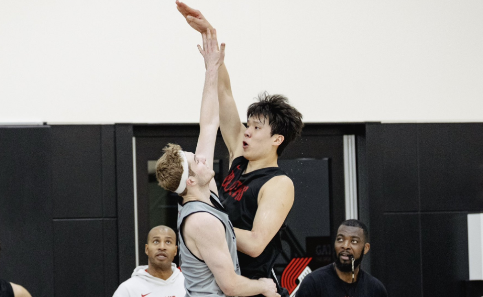 开拓者13人夏联阵容出炉！杨瀚森再登封面成最大看点 克林根缺阵