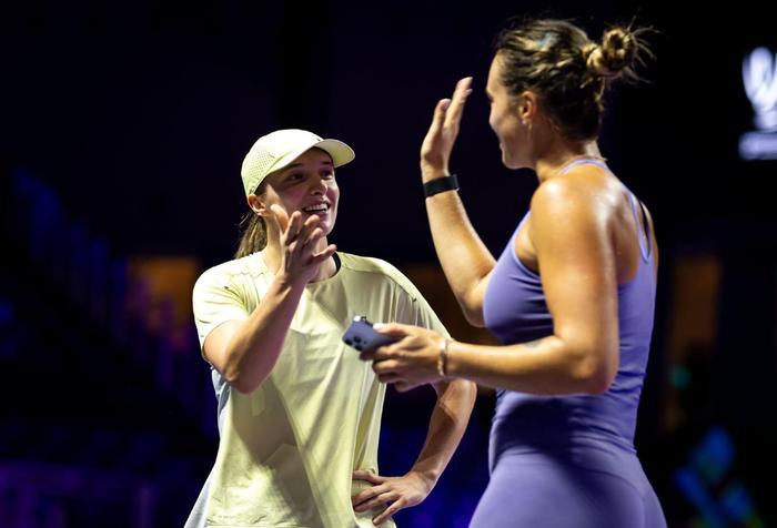 开云平台-美网八强遭网友调侃！女单：内卷乱斗，男单：七小伙围剿一个老人