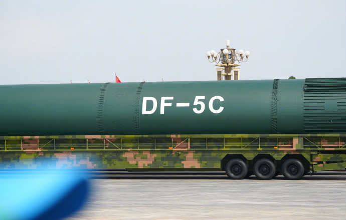 开云官方-装备太强大！在国外大杀四方的歼10，回国阅兵只配拉彩烟！